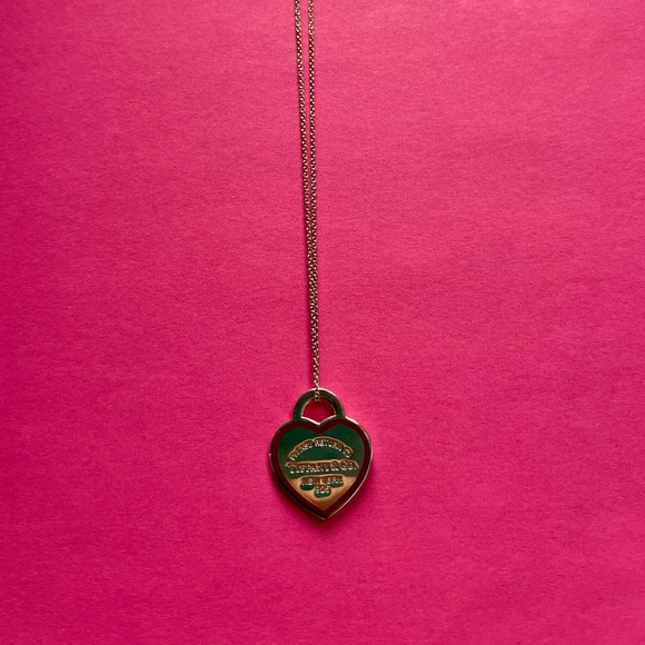 TIFFANY & CO Heart necklace. Excellent condition. Comes with box and dust bag. - Picture 4 of 6